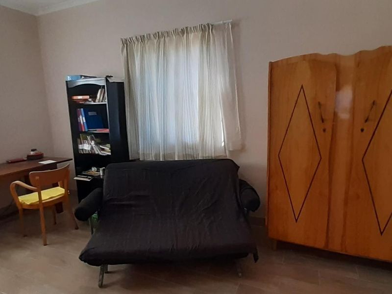 Lovely property with surrounded landscaped gardens and spacious verandas, situated in the outskirts of Omaruru, bordering the Omaruru River. - Photo 8