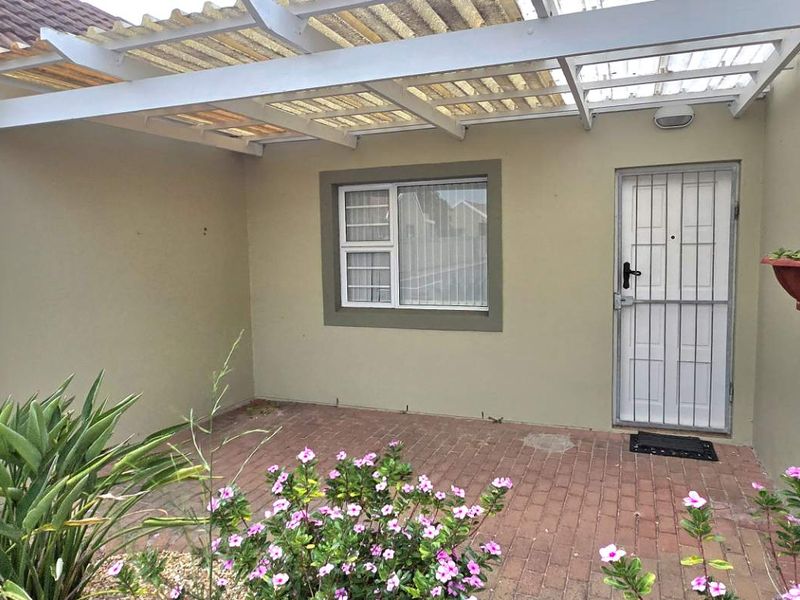 Secure Three Bedroom Coastal Home for Sale in Franskraal Close to Beach and Amenities - Photo 2