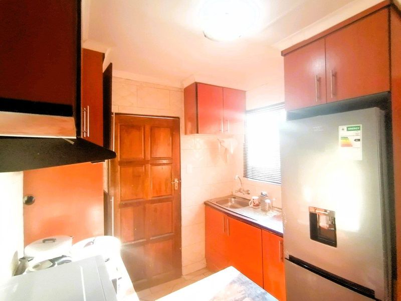 Charming 3-Bedroom Home in a Wonderful Neighborhood - Photo 6