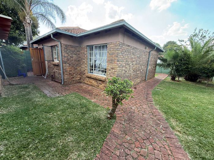 Property #2485809, Townhouse Rental Monthly in Rietfontein
