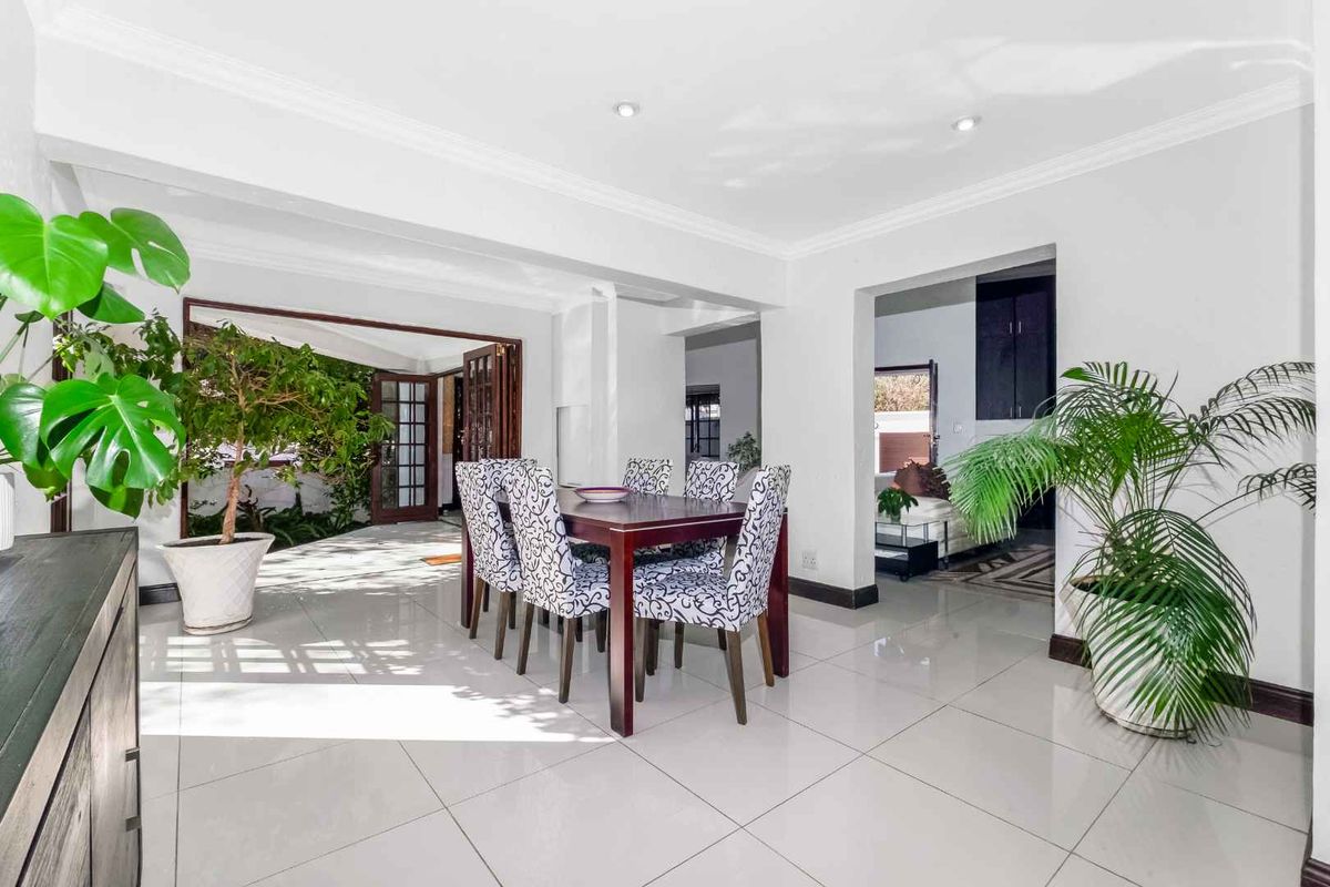 STUNNING LIGHT AND BRIGHT SIMPLEX - IN SOUGHT AFTER FLEETWOOD ESTATE - Photo 4