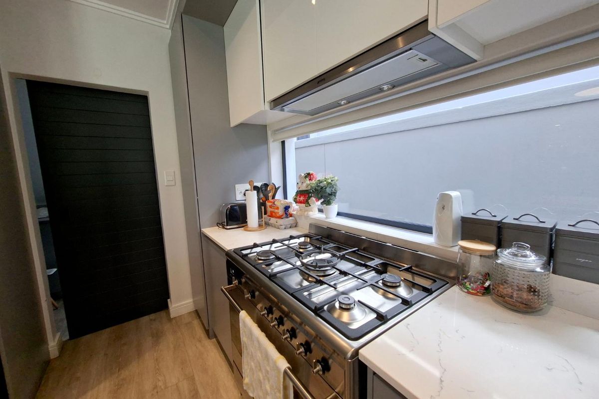 Stunning 3 bedroom, 3.5 bathroom cluster available in Bryanston - Photo 5
