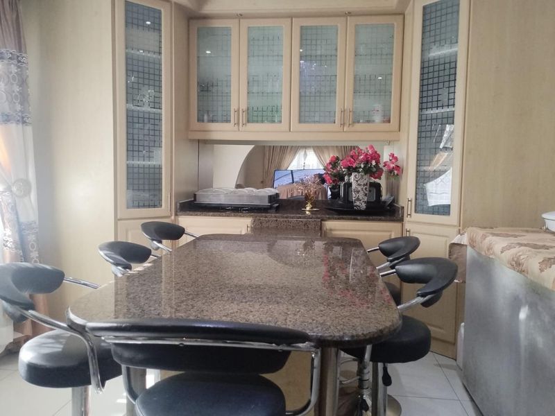 Chill Out in Savannah Park: Your Perfect Family Pad Awaits! - Photo 10