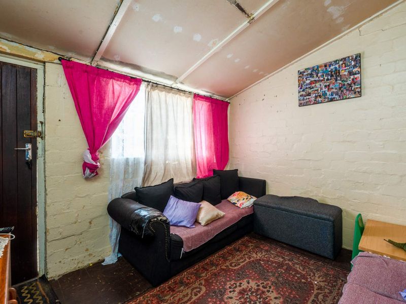 Charming 2-Bedroom Starter Home in Ocean View – Full of Potential! - Photo 3