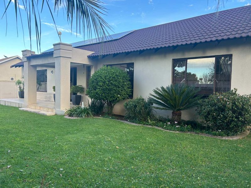 **Charming Family Home with Exceptional Outdoor Entertainment Space** - Photo 2