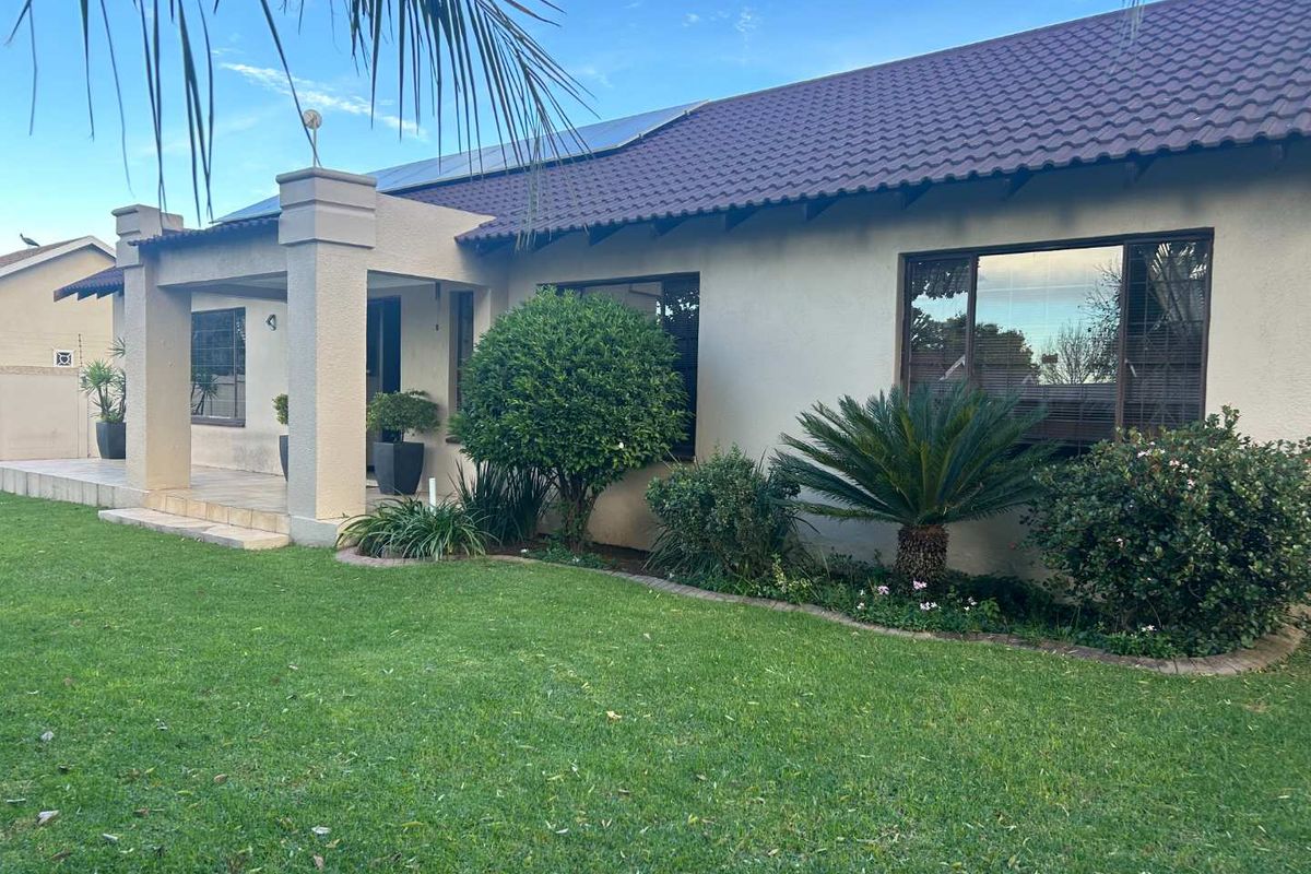 **Charming Family Home with Exceptional Outdoor Entertainment Space** - Photo 2