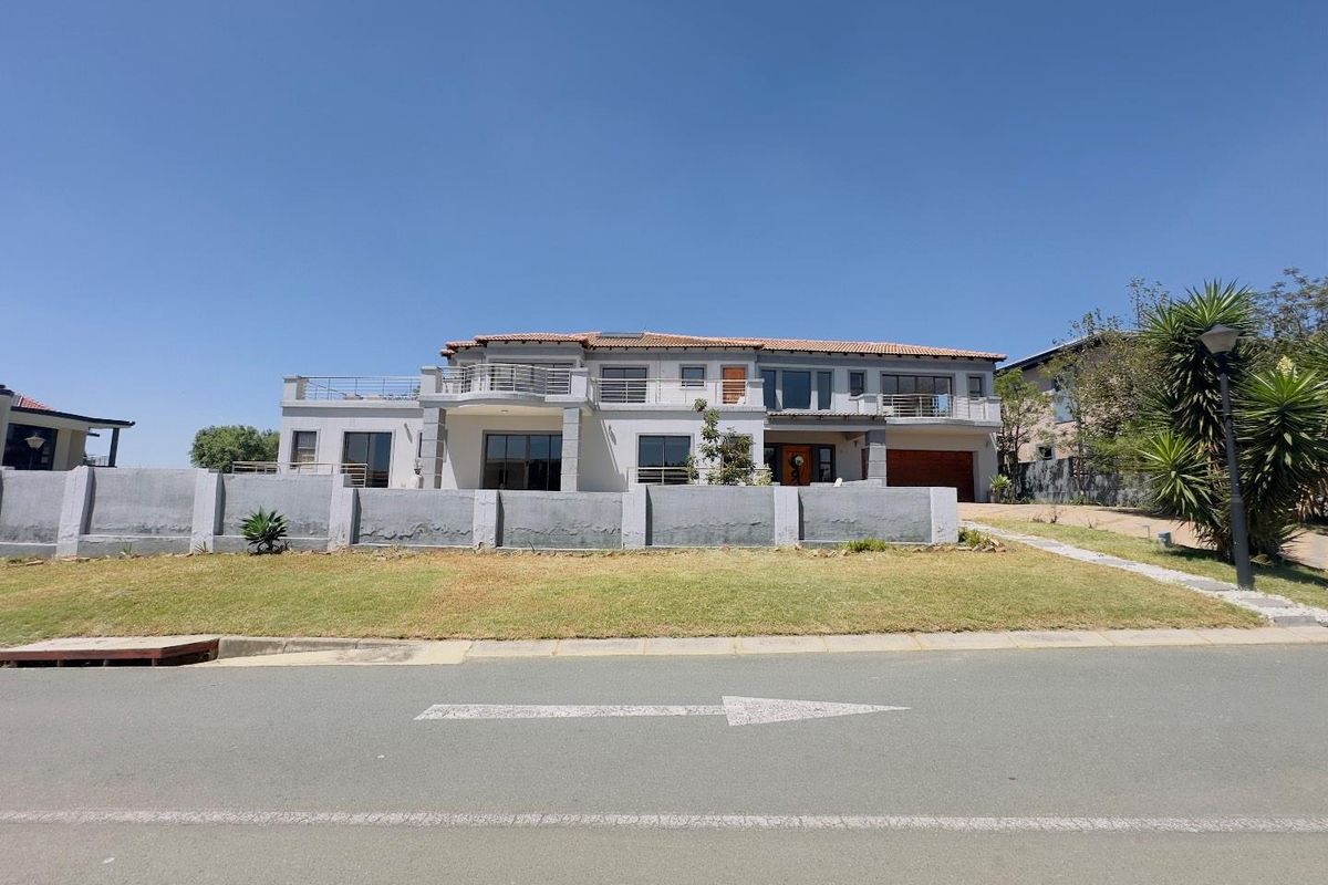 5 Bedroom House for Sale in Blue Valley Golf Estate - Photo 3