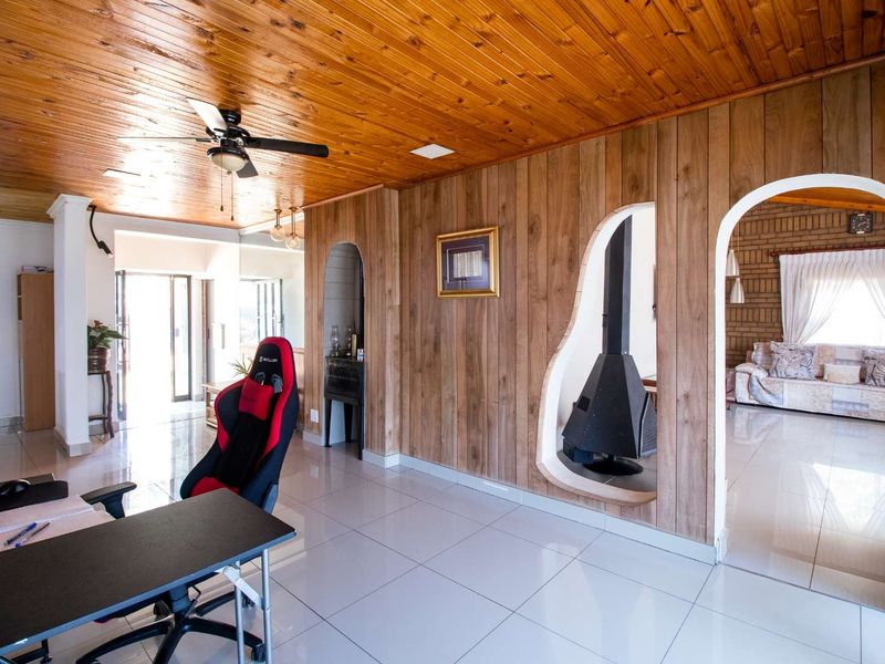 Beautiful 3-Bedroom Home with a Flatlet - Photo 7