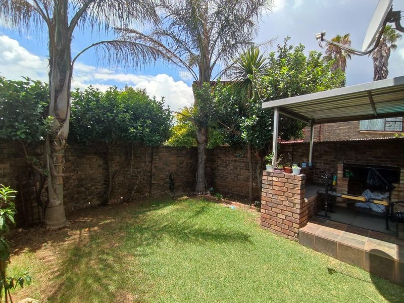 LOOKING FOR A LOVELY, EASY-TO-OWN APARTMENT IN A PEACEFUL NEIGHBOURHOOD? LOOK NO FURTHER! - Photo 2