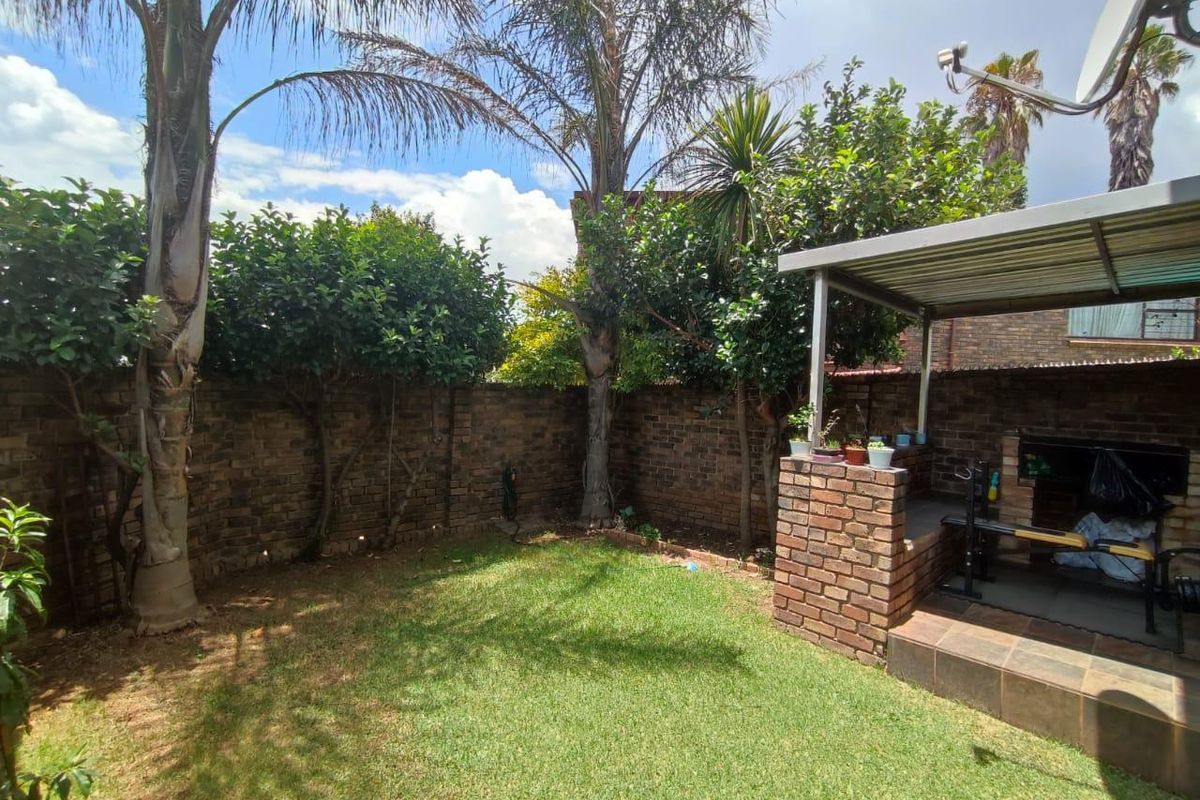 LOOKING FOR A LOVELY, EASY-TO-OWN APARTMENT IN A PEACEFUL NEIGHBOURHOOD? LOOK NO FURTHER! - Photo 2