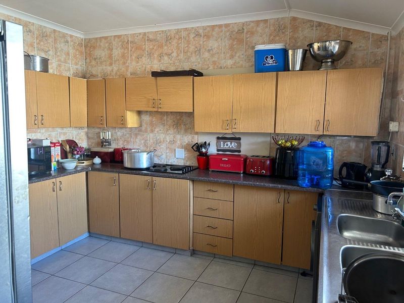 4 Bedroom family house in Booysens - Photo 3