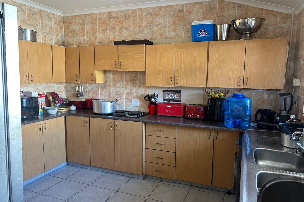 4 Bedroom family house in Booysens - Photo 3
