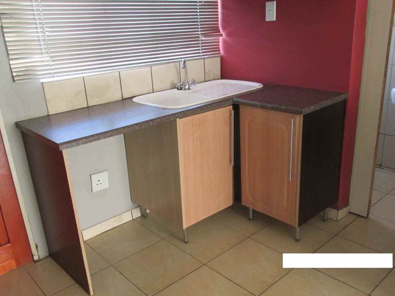 BACHELOR FLAT TO RENT IN LYTTLETON MANOR - Photo 2