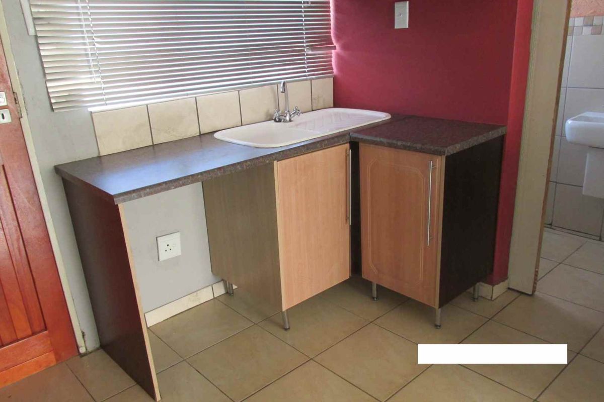 BACHELOR FLAT TO RENT IN LYTTLETON MANOR - Photo 2