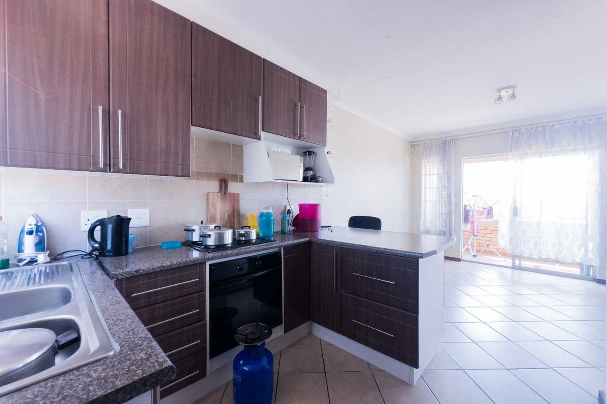 2 Bedroom Townhouse with Balcony - Photo 5