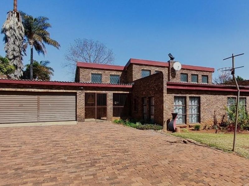 Entertainers delight with pool and flatlet - Photo 3