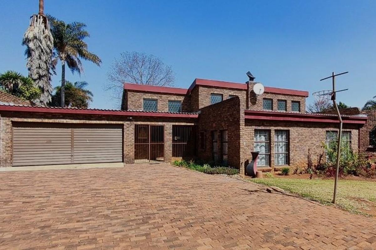 Entertainers delight with pool and flatlet - Photo 3