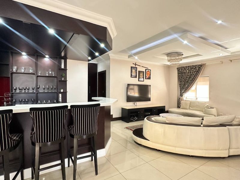 6 Bedroom plus Staff room - Furniture optional - Photo 9