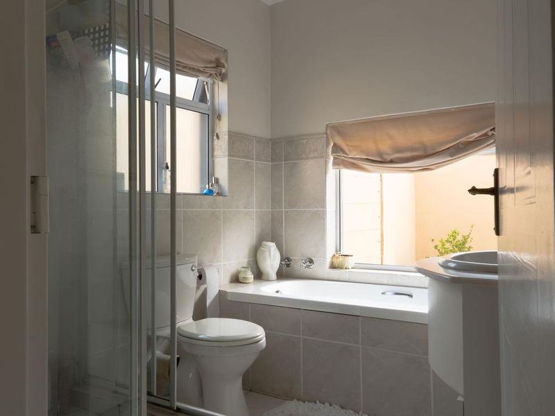 Beautiful Family home in Summerstrand! - Photo 10