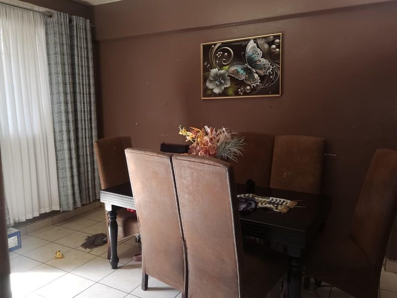 2 Bedroom Spacious Upstairs Unit For Sale. - Photo 8