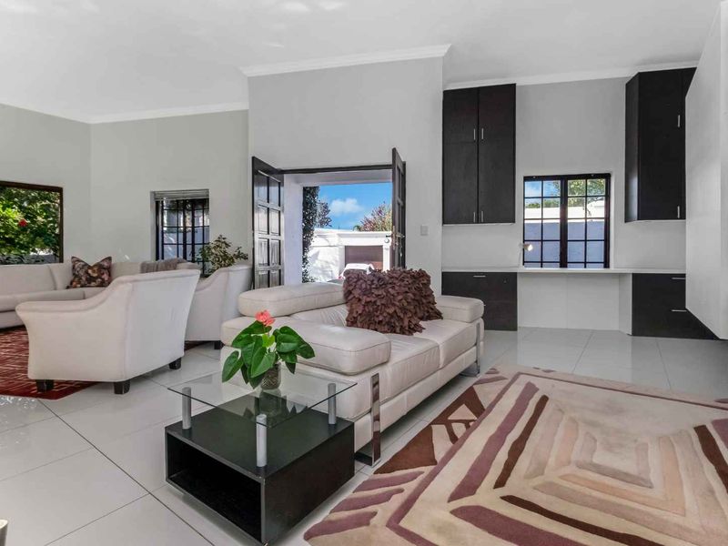 STUNNING LIGHT AND BRIGHT SIMPLEX - IN SOUGHT AFTER FLEETWOOD ESTATE - Photo 3