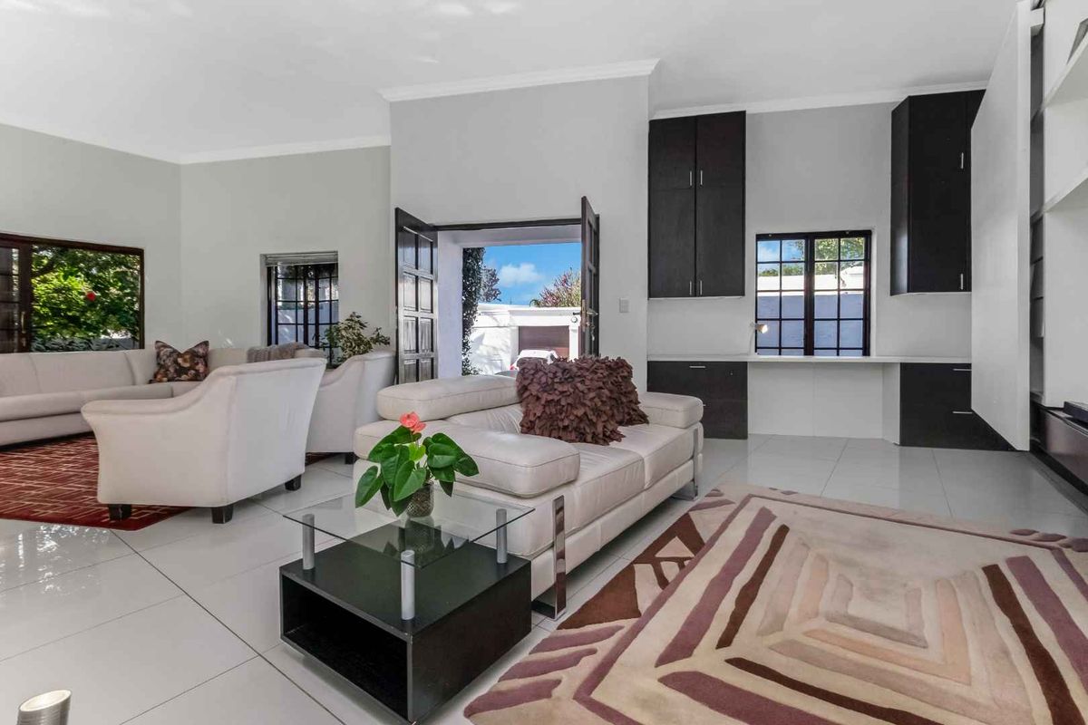 STUNNING LIGHT AND BRIGHT SIMPLEX - IN SOUGHT AFTER FLEETWOOD ESTATE - Photo 3