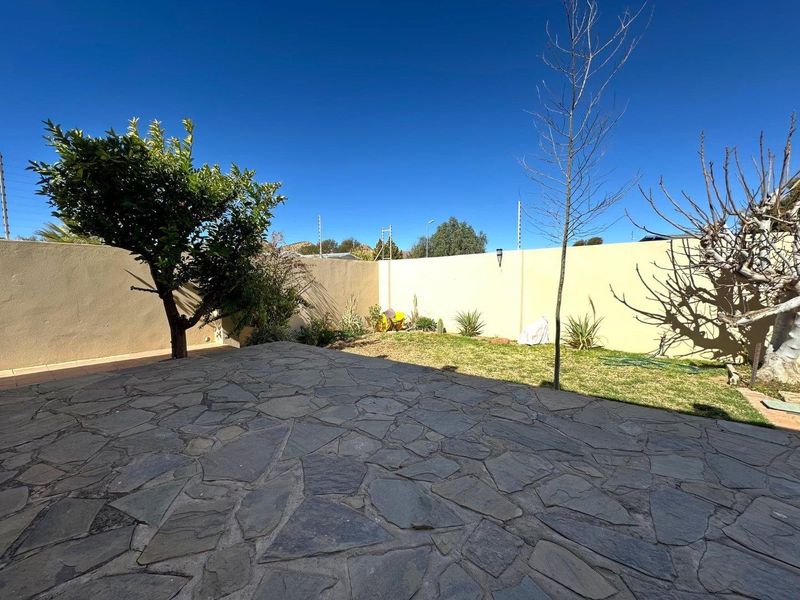 3 Bedroom House TO LET in Cimbebasia - Photo 9