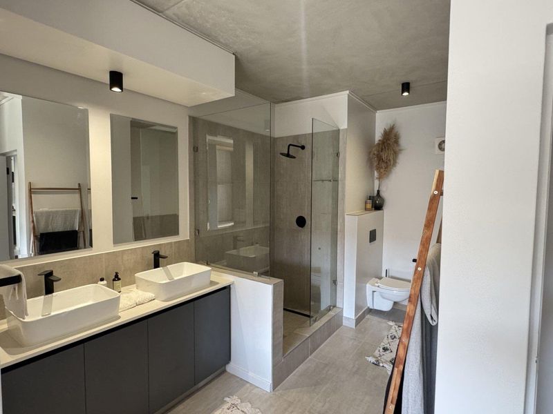 Luxury Redefined - Contemporary 3 Bedroom, 2.5 Bathroom Apartments in Waterkloof - Photo 10