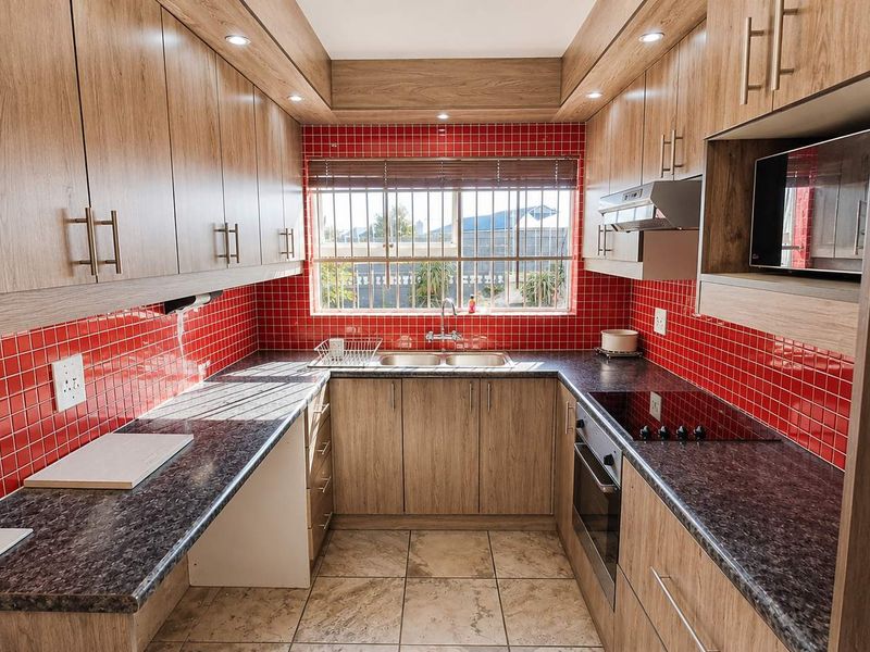 Spacious Family Home with Pool, Entertainment Area & Dual Automated Garages - Photo 4
