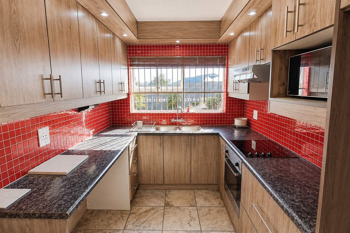 Spacious Family Home with Pool, Entertainment Area & Dual Automated Garages - Photo 4