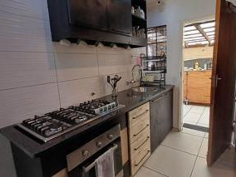 Charming Free-Standing Townhouse Unit for Sale in a Quiet, Pet-Friendly Complex - Photo 6