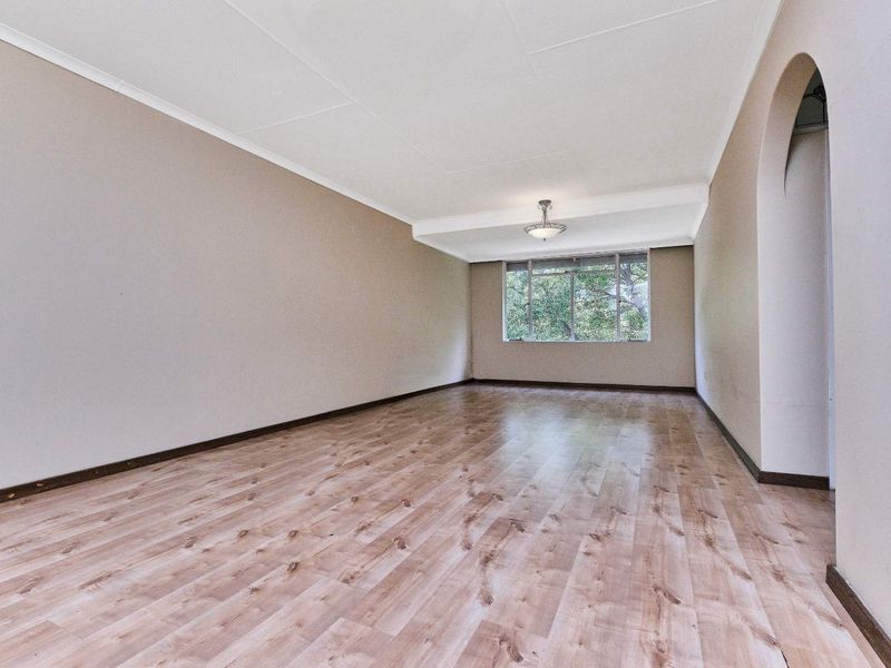 Charming Tudor-Styled 2 Bedroom Apartment in the Heart of Sandown - Photo 3