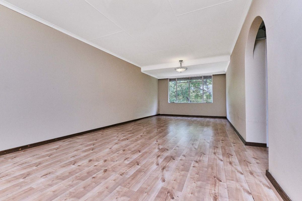 Charming Tudor-Styled 2 Bedroom Apartment in the Heart of Sandown - Photo 3