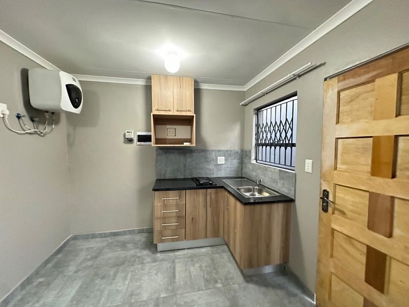 Newly Built Bachelor Unit to Rent – Danville Ext 8 – R4,000 pm - Photo 5