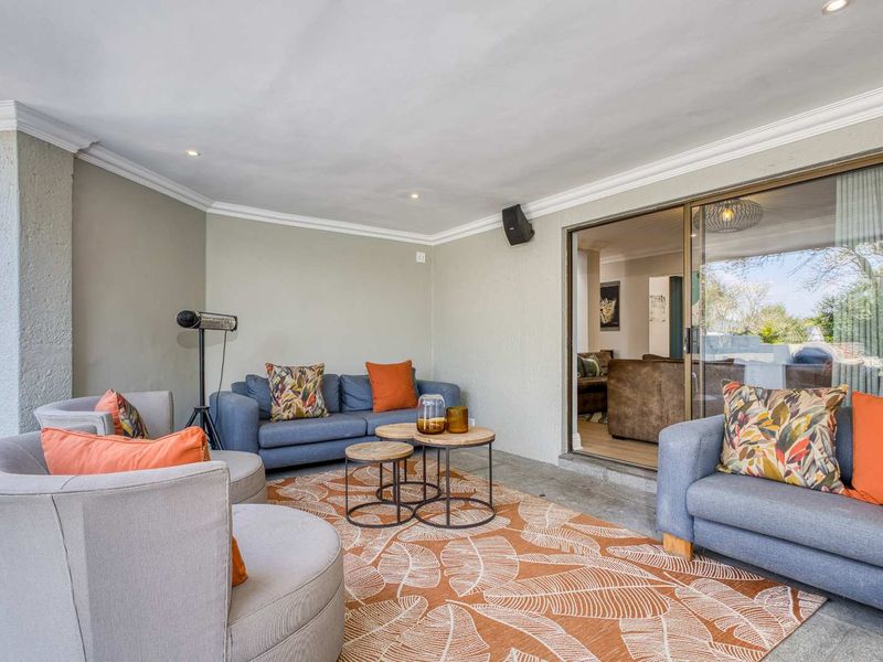 STUNNING 5 BEDROOM HOME IN FOURWAYS GARDENS SECURE LIFESTYLE ESTATE - Photo 9