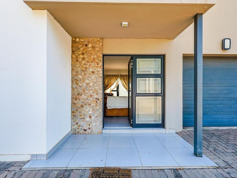 Spacious 2-Bedroom, 2-Bathroom Duplex in Equestria - Photo 2