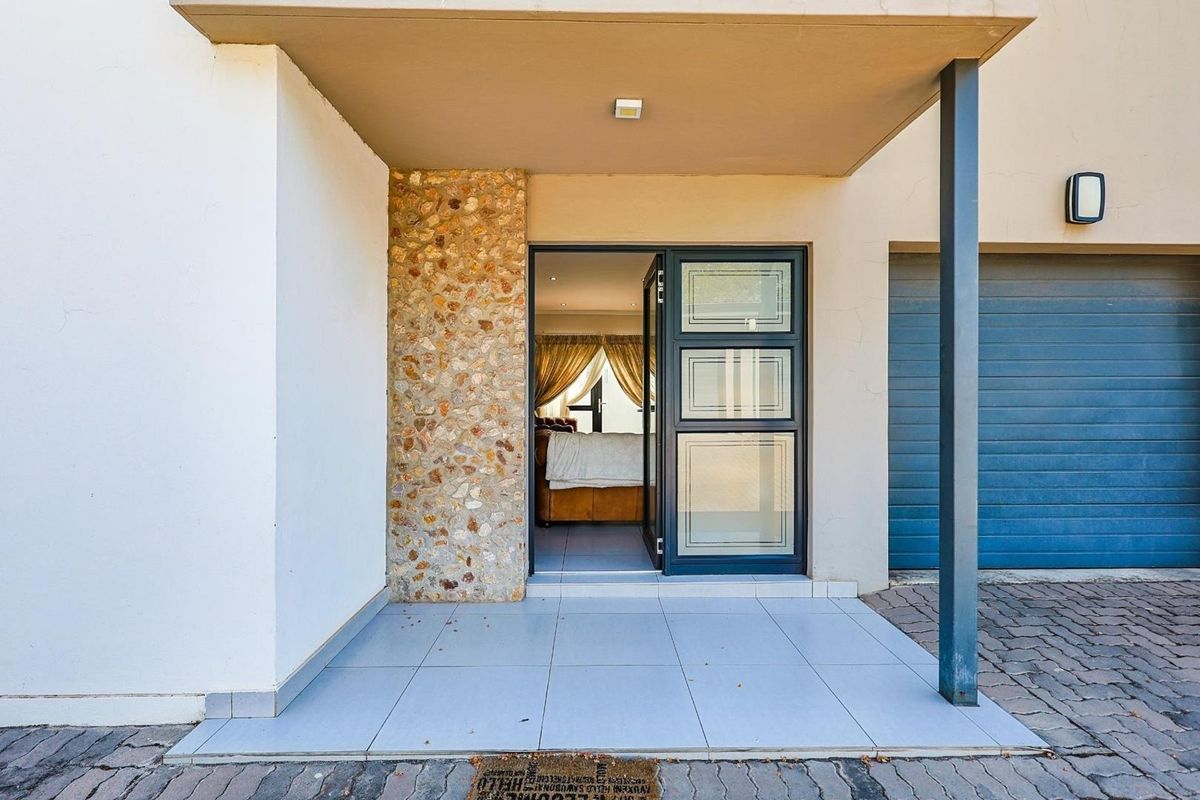 Spacious 2-Bedroom, 2-Bathroom Duplex in Equestria - Photo 2