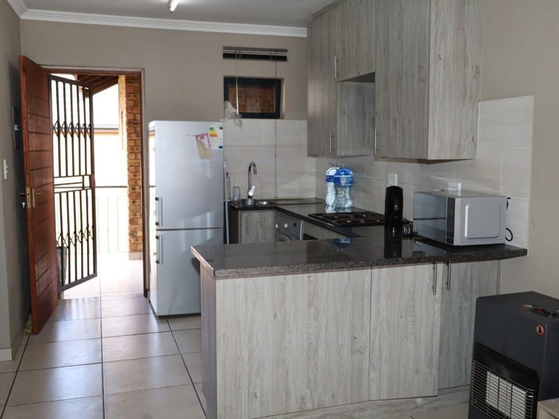 Two Bedroom Townhouse in Albermale - Photo 3