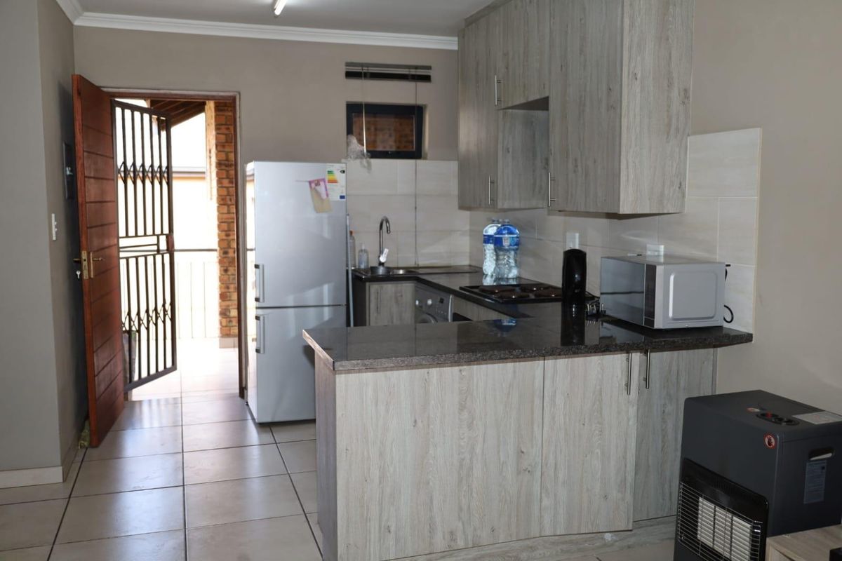 Two Bedroom Townhouse in Albermale - Photo 3