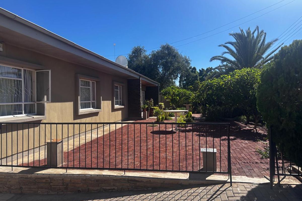 4 BEDROOM FAMILY HOUSE FOR SALE - WINDHOEK WEST - Photo 3