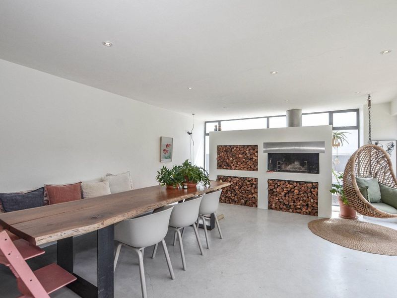 Spacious Beachside Family Retreat – 350m from the Ocean - Photo 8