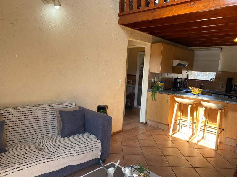 Sunny 1 Bed Apartment with Loft and 2 Balconies - Photo 7