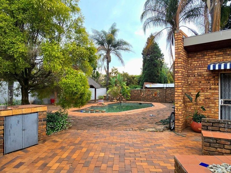 Future-Ready Family Living: Versatile 5-Bed House with Study and Premium Outdoor Spaces - Photo 10