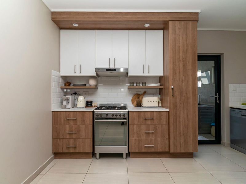 Home to a discerning professional - Photo 3