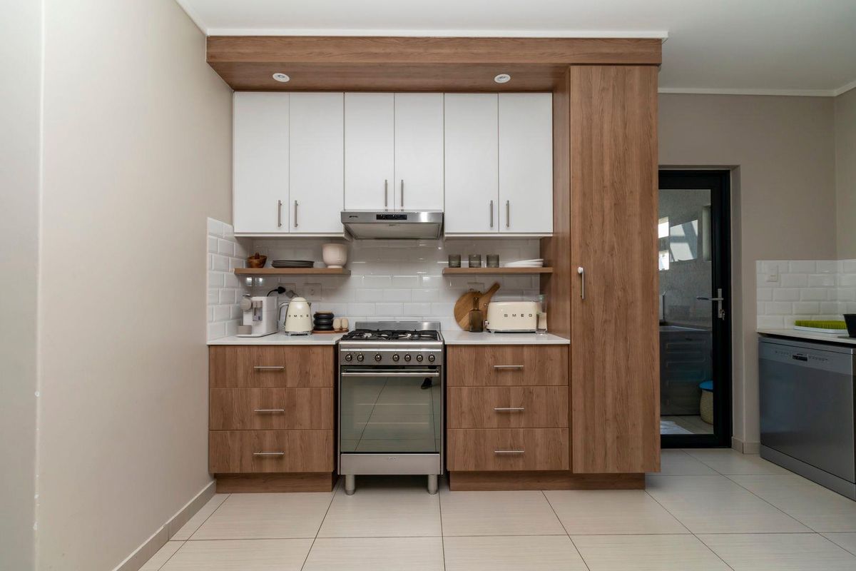 Home to a discerning professional - Photo 3