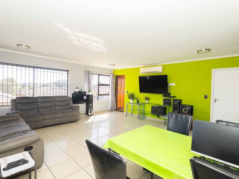 Charming 3-Bedroom Family Home in Protea Heights - Photo 3