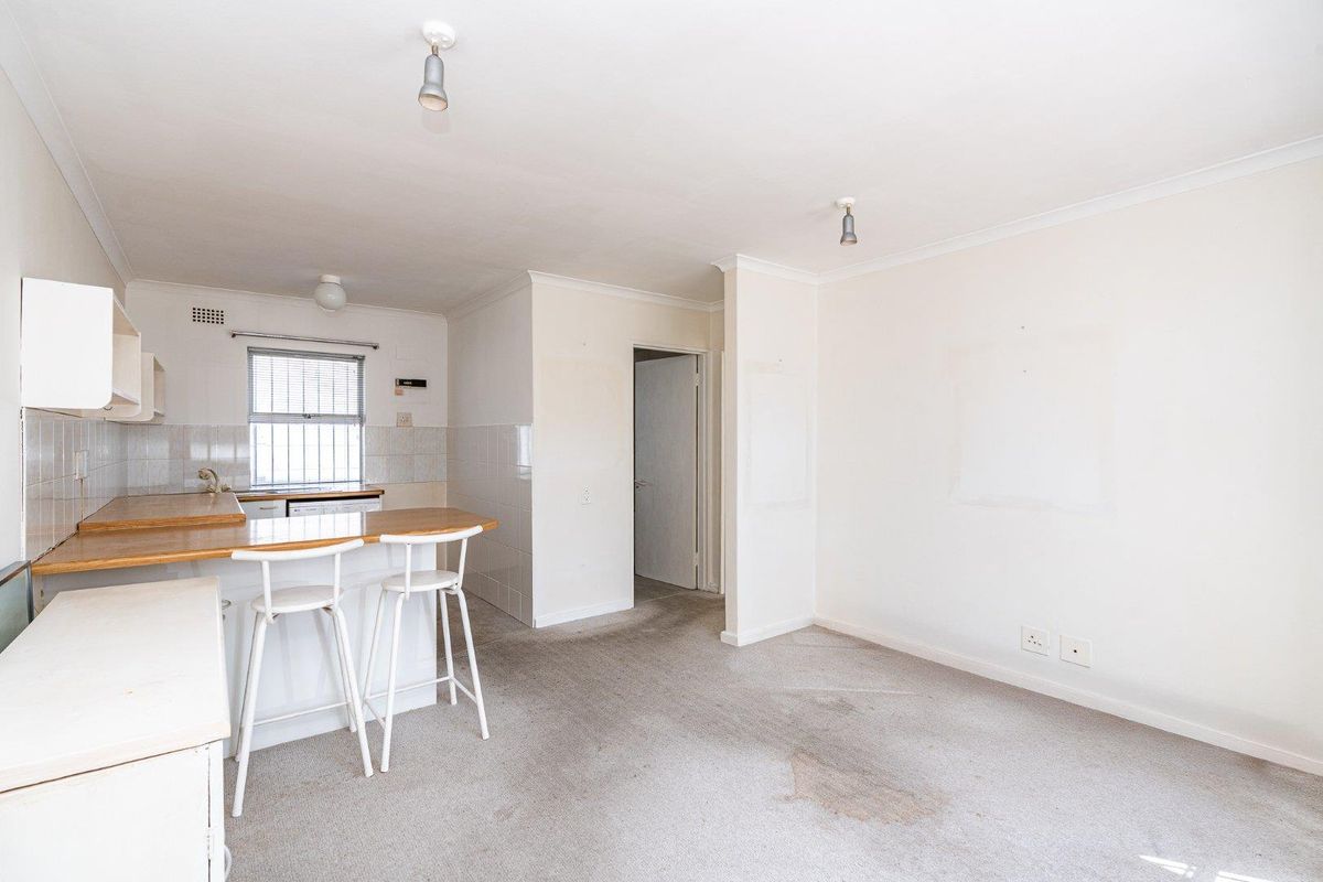 Safe & Secure Ground Floor Apartment - Photo 2