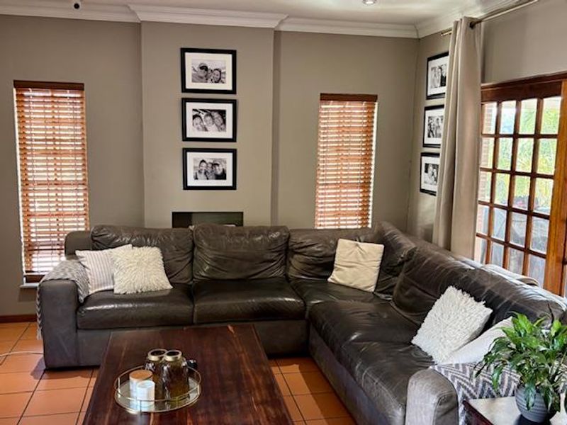 Exquisite property for the discerning young family or professional couple! - Photo 2