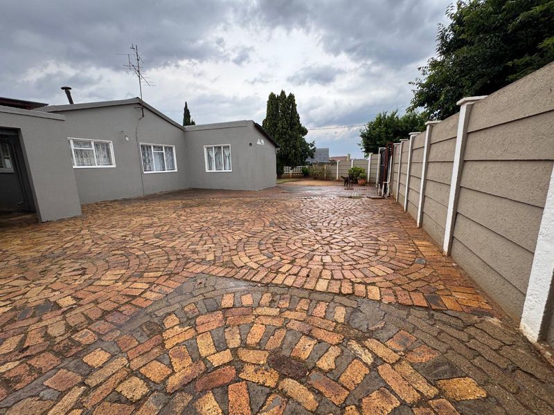 "Ideal Family Haven Near Schools & Shops - Don't Miss Out!" - Photo 6