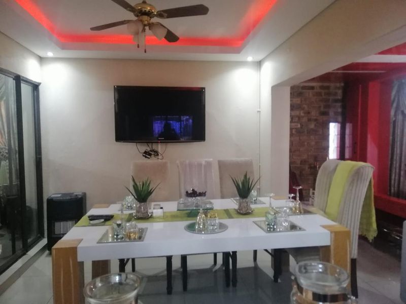 Spacious Family home with Flat for Sale - Photo 8